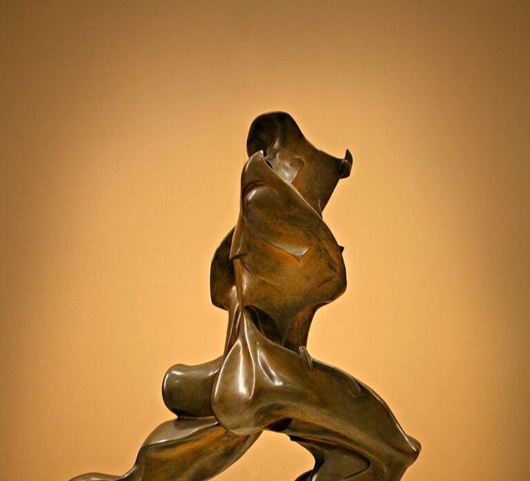 statua di umberto boccioni dal titolo forme uniche della continuità nello spazio